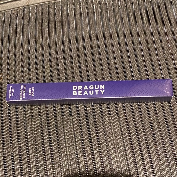 ❤️NWT❤️ DRAGUN BEAUTY
Lip Job Liner & Sharpener - Picture 3 of 7